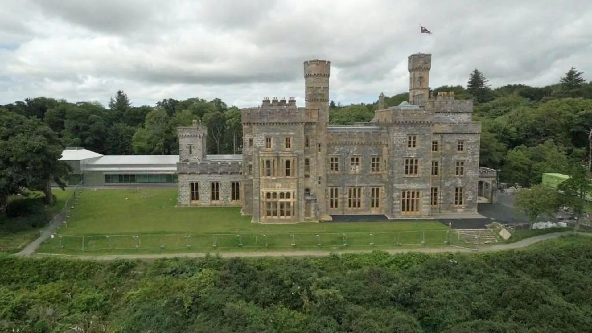 Dualchas a' Chaisteil/The Castle