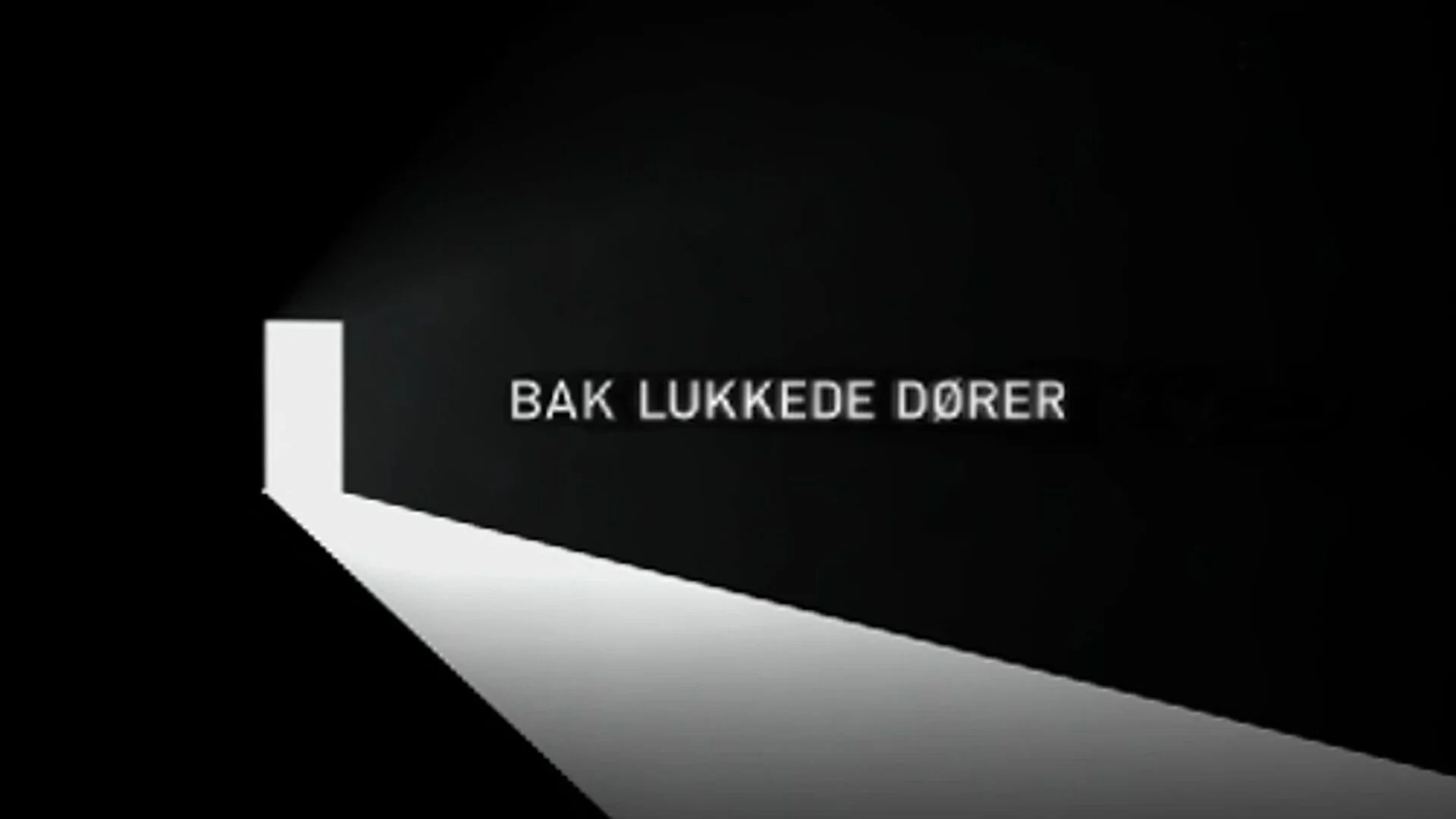 Bak lukkede dører